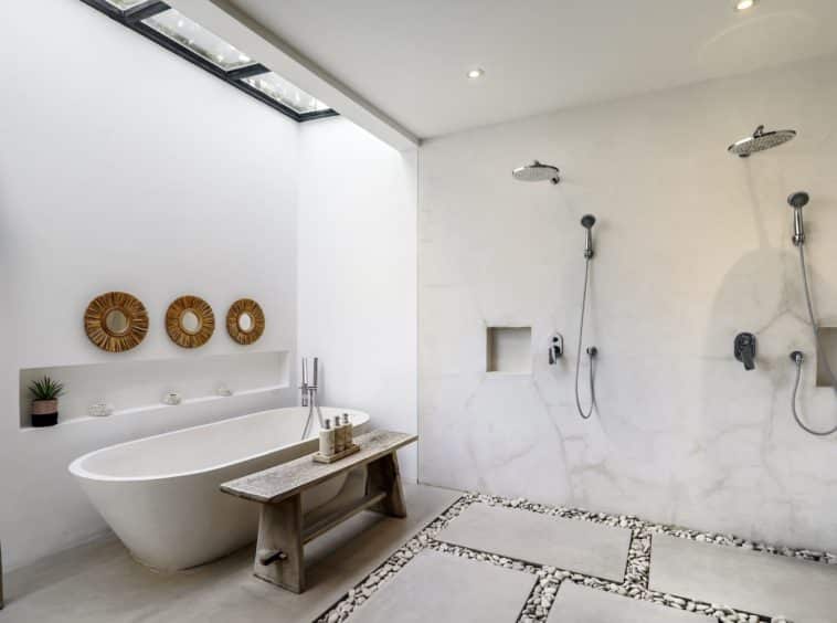 Villa Kiu Nabi bathroom comes with a bathtub and two showers