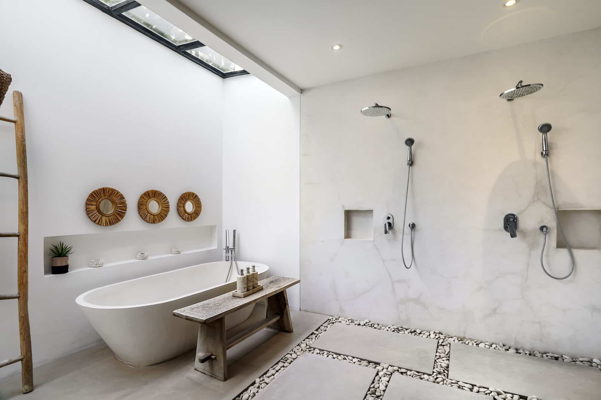 Villa Kiu Nabi bathroom comes with a bathtub and two showers