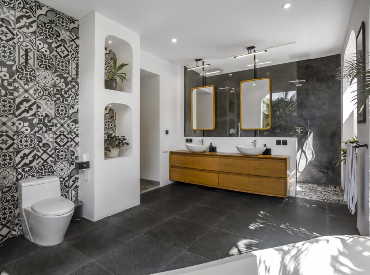 Ensuite bathroom with toilet and two sinks