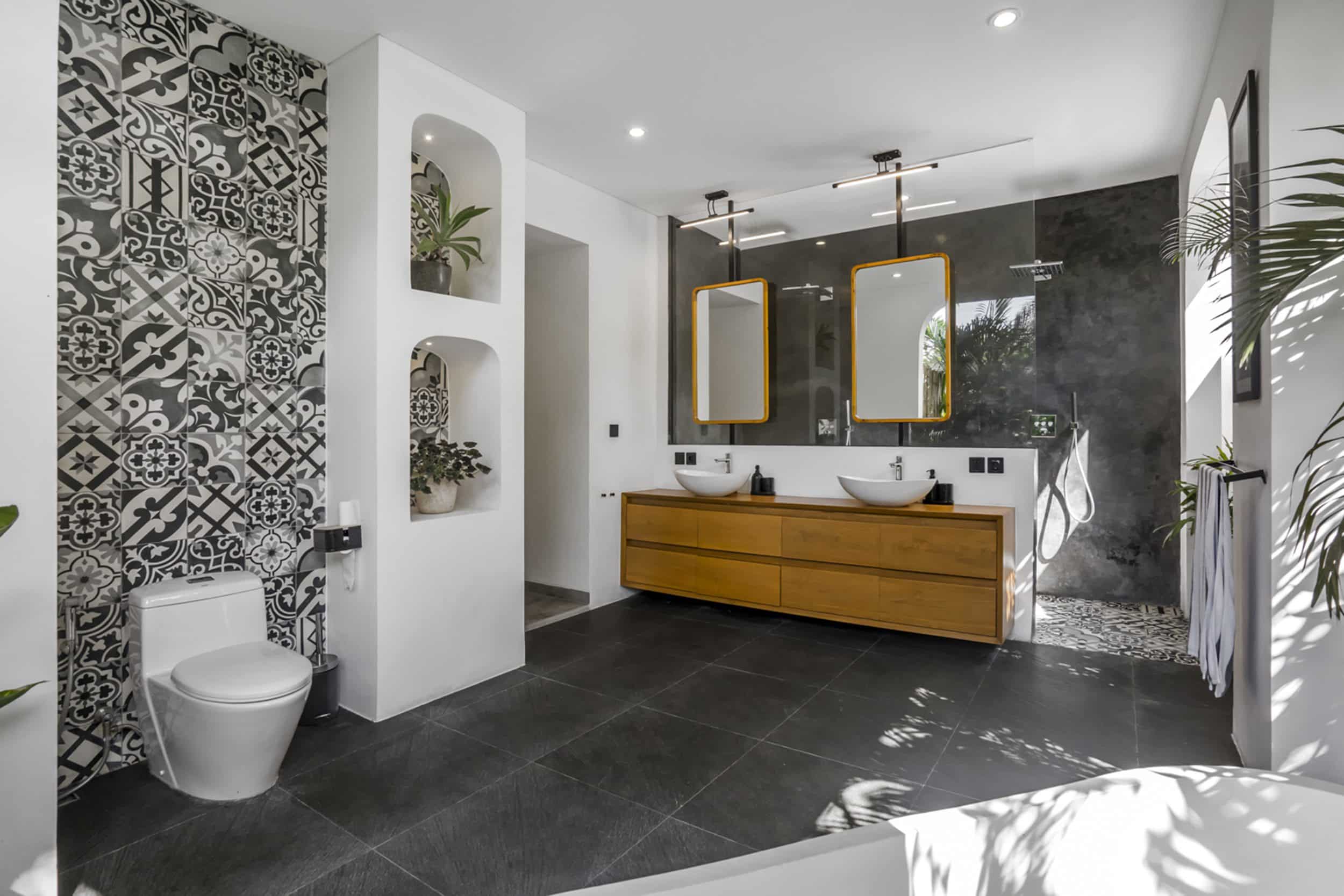 Ensuite bathroom with toilet and two sinks