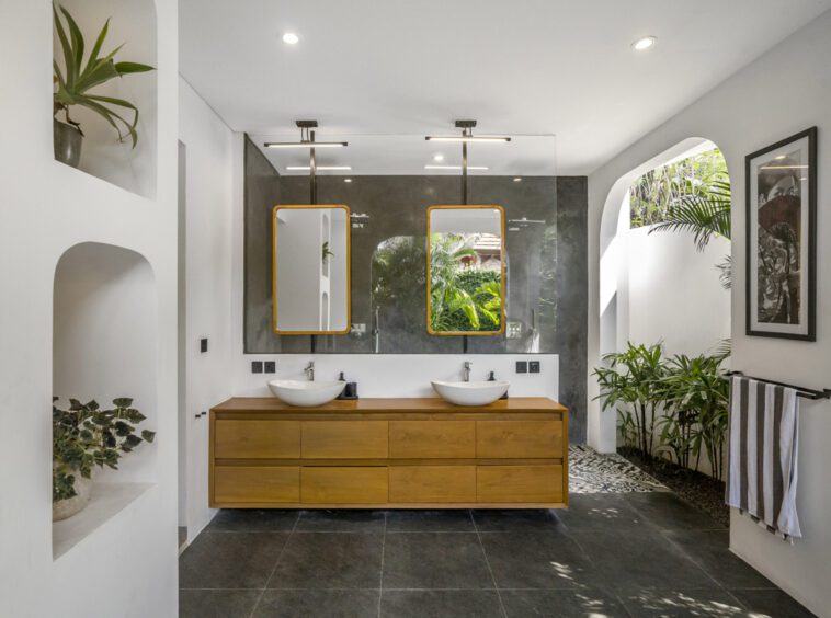 Bathroom at villa Kaori with two sinks