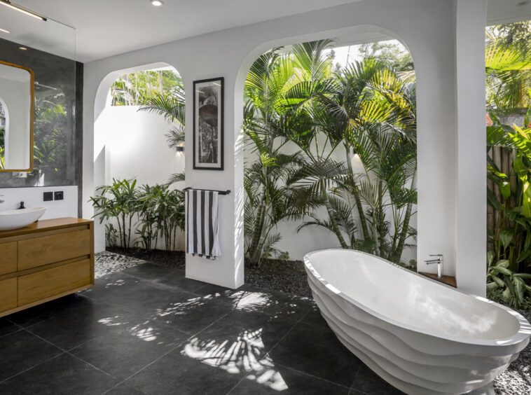 Vilal Kaori semi-open bathroom with a bathtub surrounded by greenery