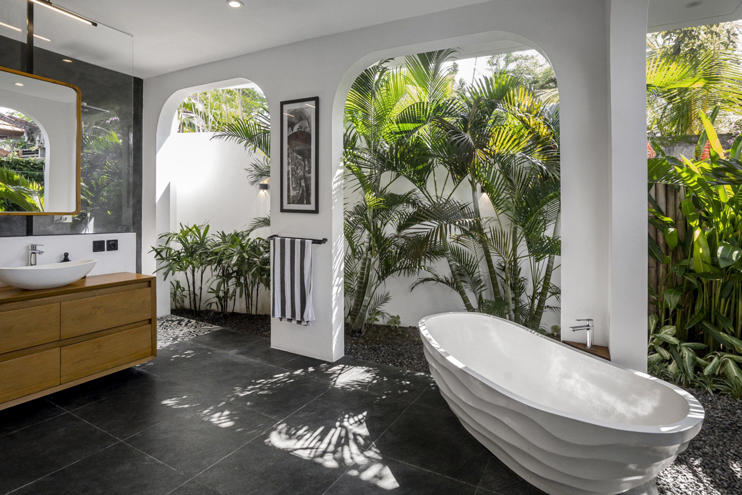 Vilal Kaori semi-open bathroom with a bathtub surrounded by greenery