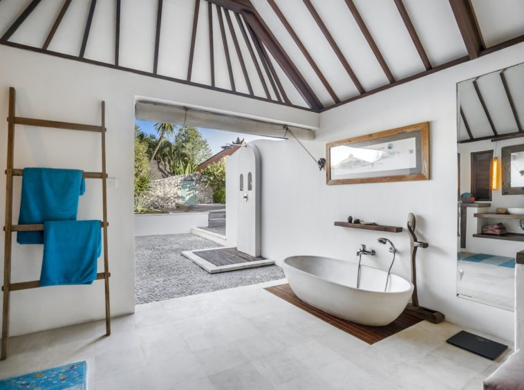 Maimalu bathroom with bathtub