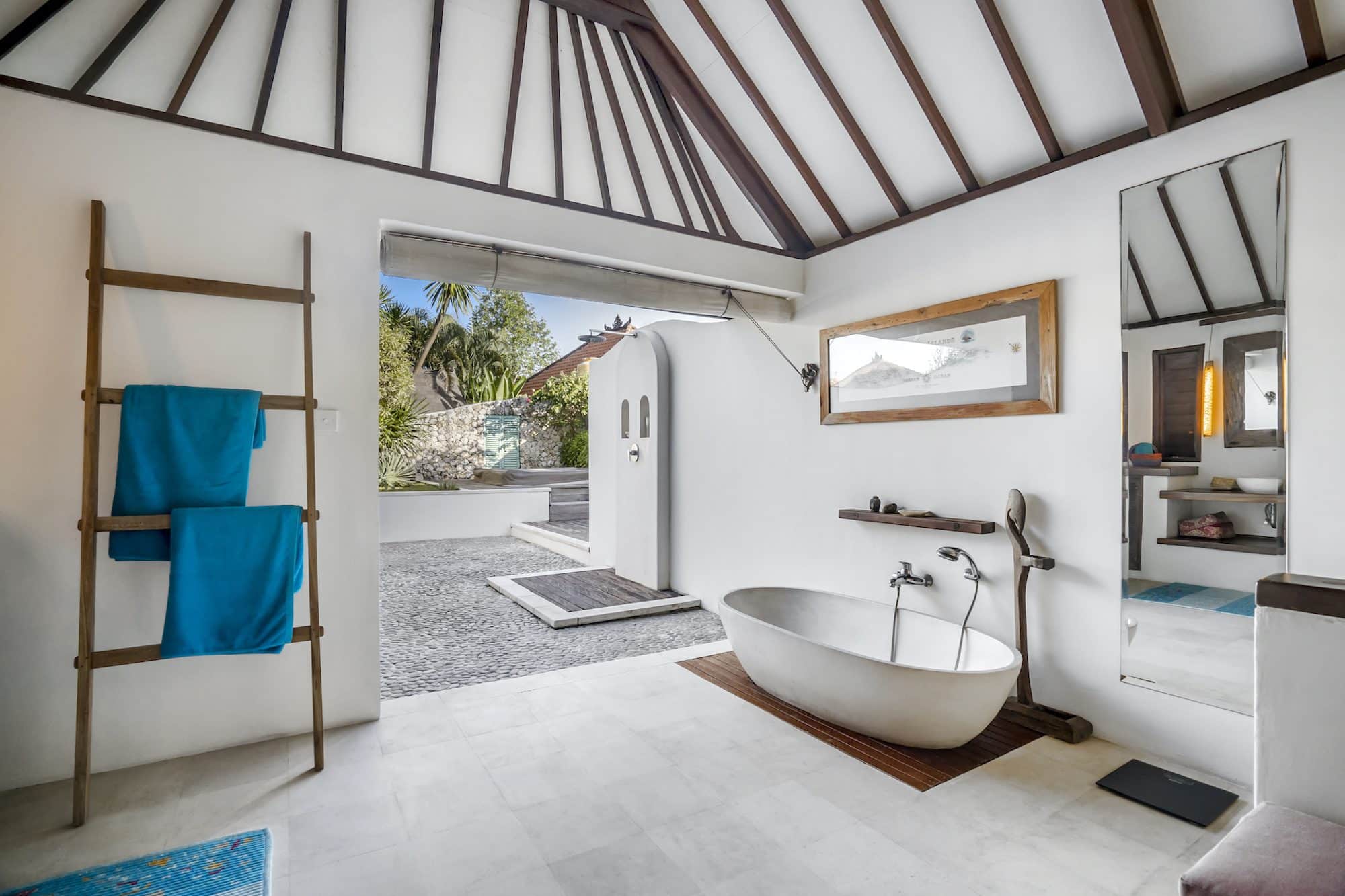 Maimalu bathroom with bathtub