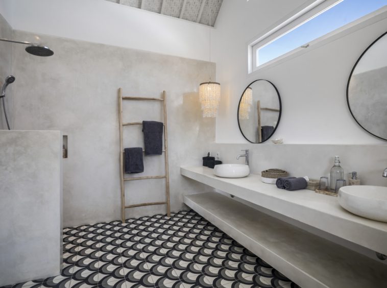 Bathroom with shower - Villa Makena