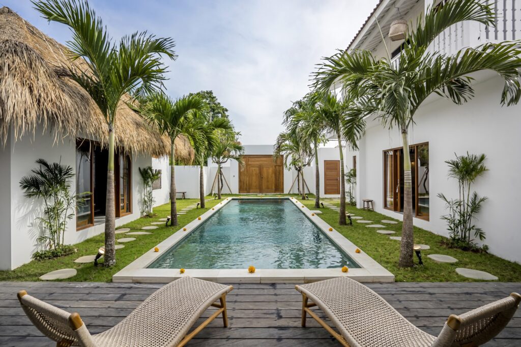 An expansive pool with two sun loungers in the center of Villa Mimpi in Seminyak 