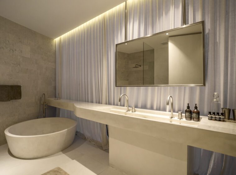 Villa Namiko bathroom with bathtub, two sinks and a mirror