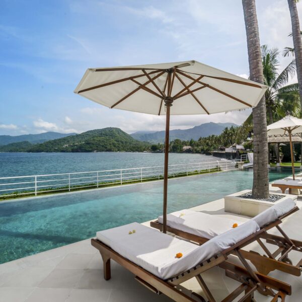 Villa Blanca with a private pool overlooking the ocean