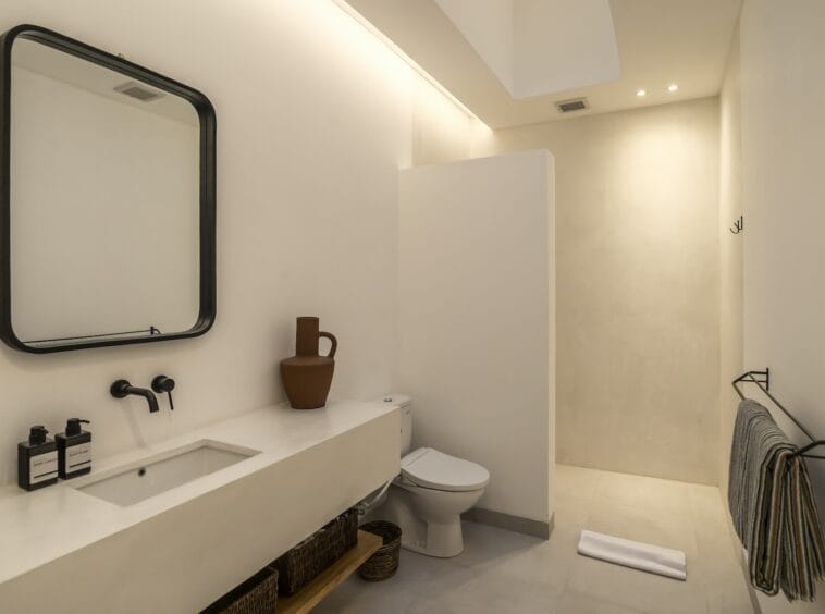 Villa Oasi 3 ensuite bathroom with shower