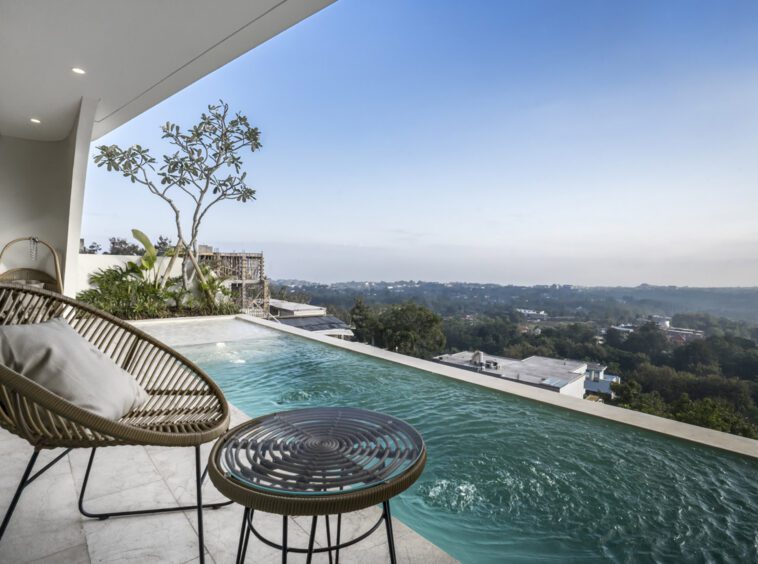 Private pool with panoramic views in a Uluwatu villa