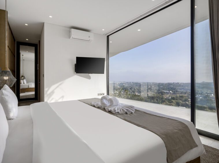 Double bed facing the panoramic view outside